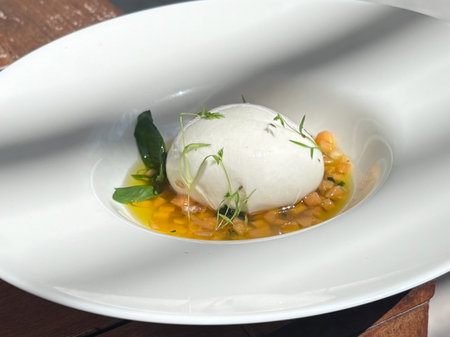 Le Servan Burrata di bufala crémeuse, vierge de melon et huile de basilic