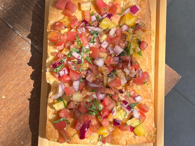 Le Servan Focaccia méditerranéenne : tomates fraîches, oignons rouges, basilic