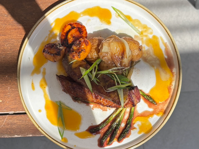 Le Servan Magret de canard, jus d’abricot, échalote confite au thym