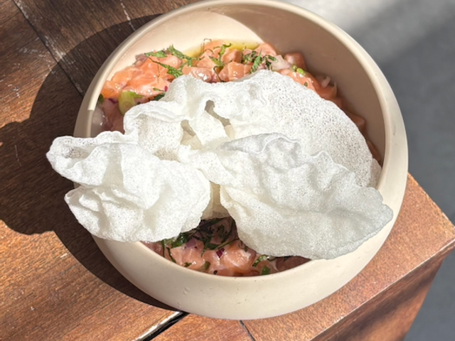 Le Servan Tartare de saumon, feuille de riz crispy, fraises, vinaigrette framboise et oignons rouges